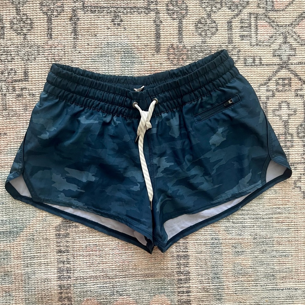 Vuori Clementine Short Indigo Camo